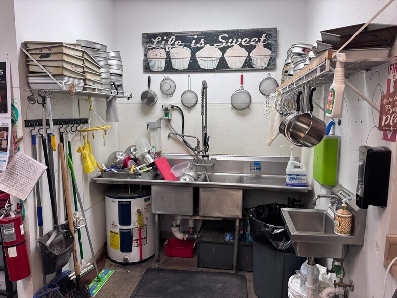 More Photos Of 1616 Battleground Ave, Greensboro Freestanding For Lease