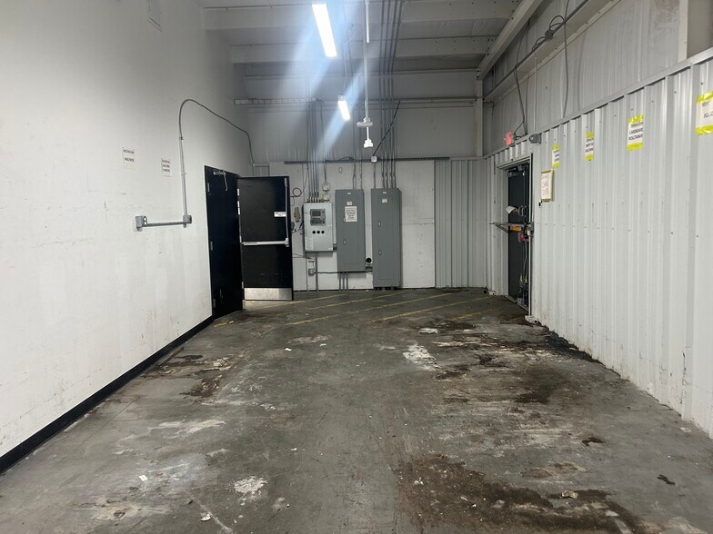 More Photos Of 3801 N Main St, Jacksonville Freestanding For Lease