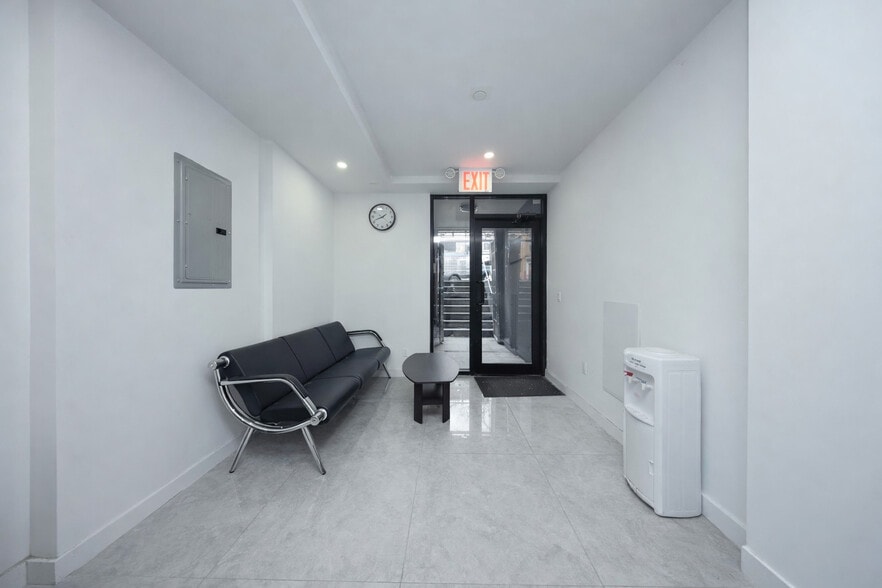 More Photos Of 5811 6th Ave, Brooklyn Office For Sale
