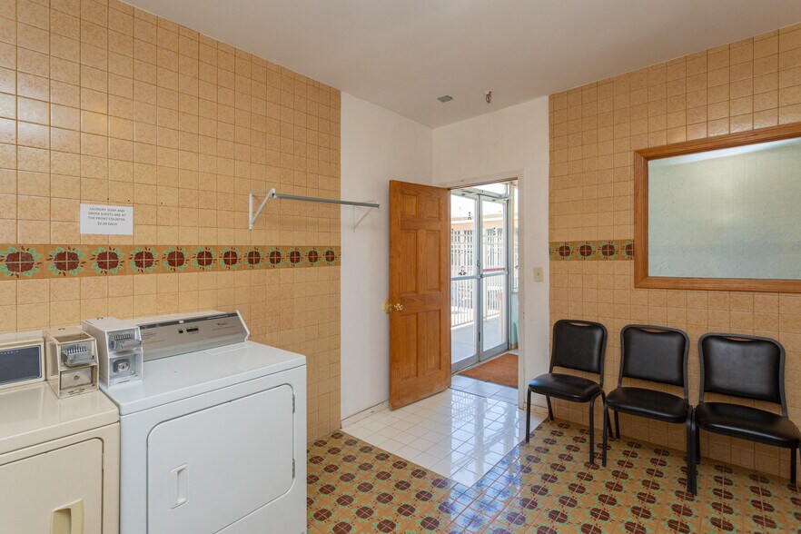 More Photos Of 2803 W 2nd St, Roswell Hotel For Sale