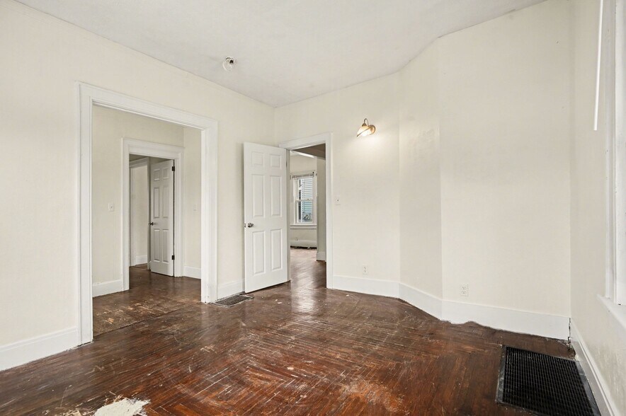 More Photos Of 1830 Woodlawn Ave, Middletown Specialty For Sale