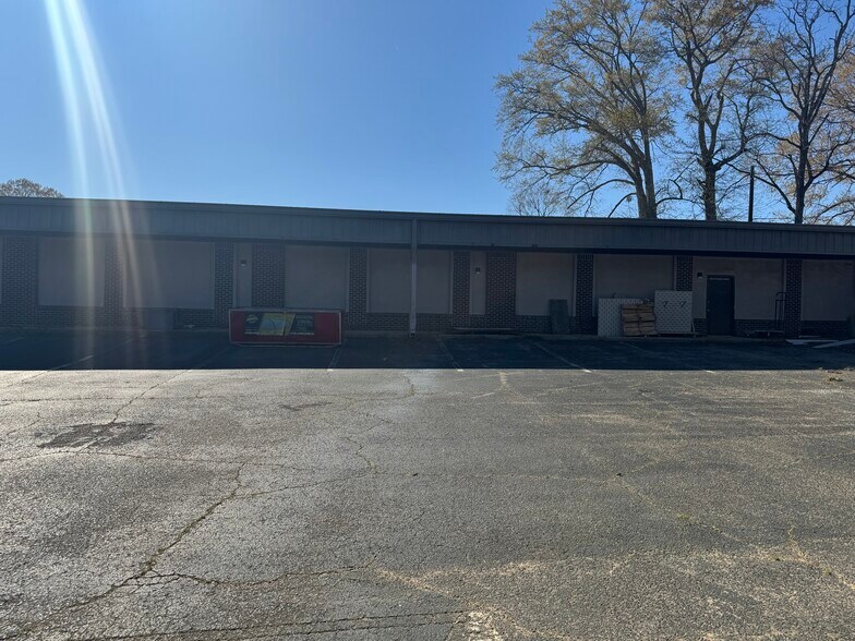 More Photos Of 990 N Daleville Ave, Daleville Warehouse For Sale