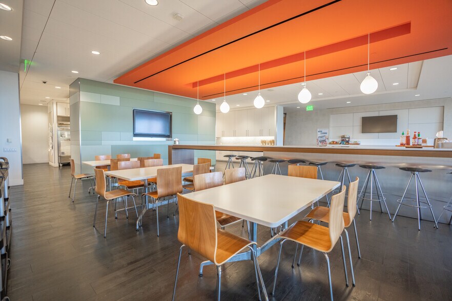 More Photos Of 2000 Avenue of the Stars, Los Angeles Office For Sale