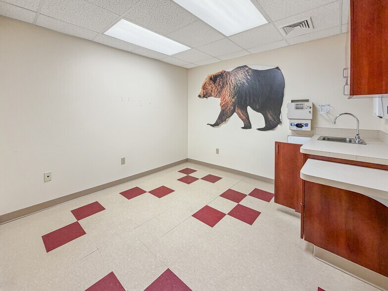 More Photos Of 42 E High St, East Hampton Storefront Retail Office For Lease