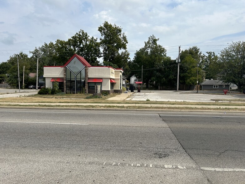 Primary Photo Of 535 S Walnut St, Bloomington Fast Food For Sale