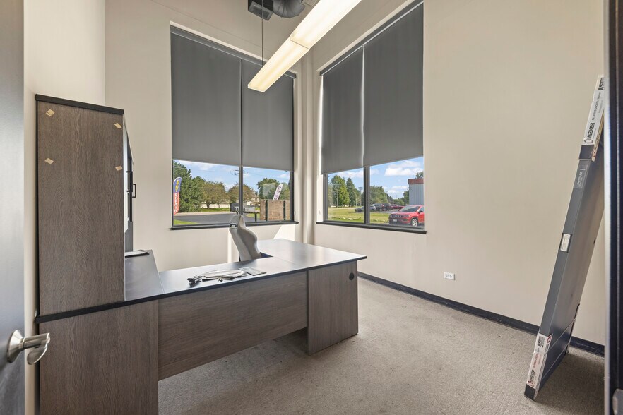 More Photos Of 25553 Wolf's Crossing Rd, Plainfield Warehouse For Lease