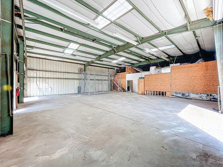 More Photos Of 112 N Mulrennan Rd, Valrico Warehouse For Sale