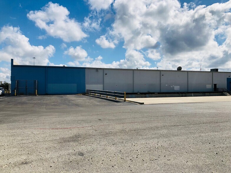 More Photos Of 2015 SW Loop 410, San Antonio Freestanding For Sale