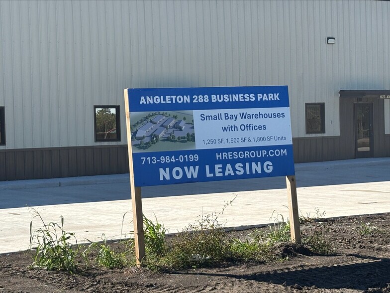 More Photos Of 1850 W Henderson Rd, Angleton Unknown For Lease
