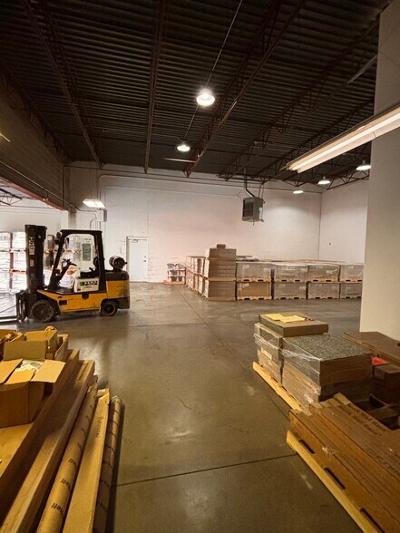 More Photos Of 1537 Vermont St, Des Moines Light Distribution For Lease