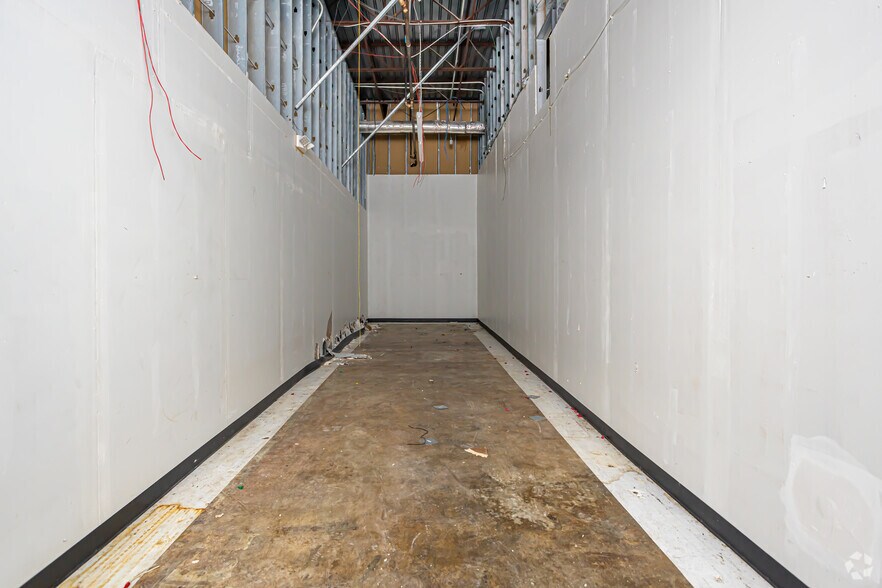 More Photos Of 5501 Crowder Blvd, New Orleans Storefront Retail Office For Lease