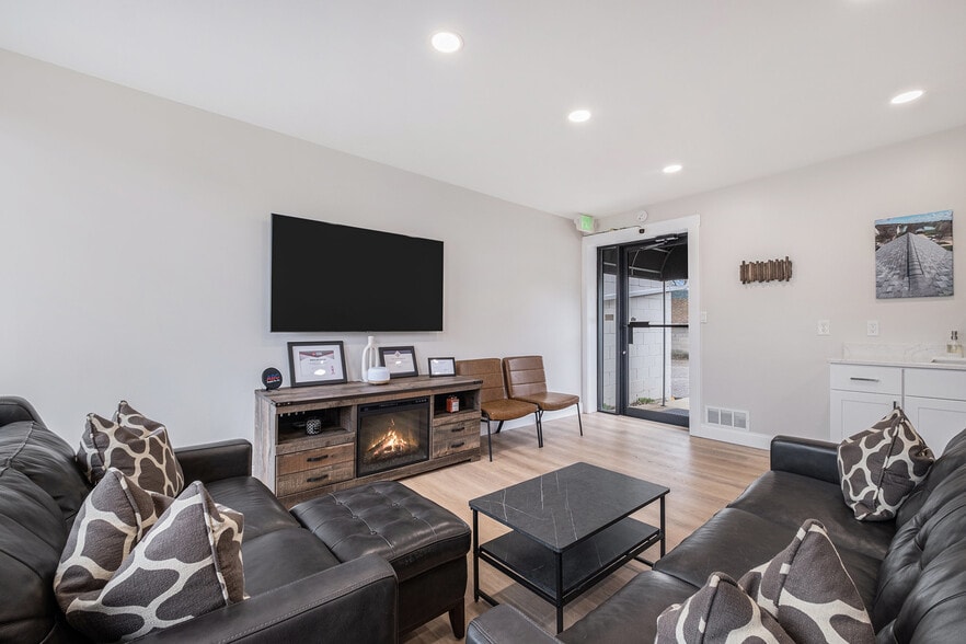 More Photos Of 8127 Miller Rd, Swartz Creek Office For Sale