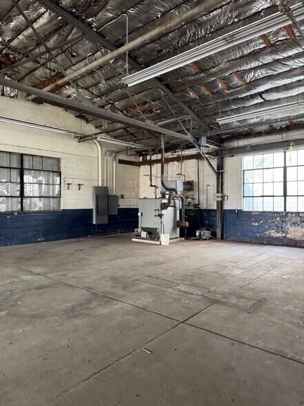 More Photos Of 717 N 2nd St, Vincennes Warehouse For Lease