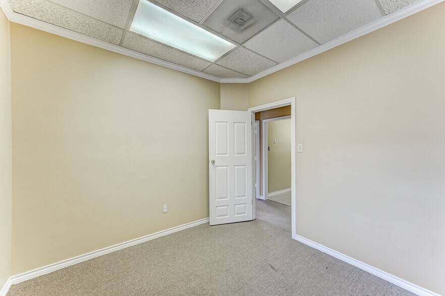 More Photos Of 14741 Pebble Bend Dr, Houston Loft Creative Space For Lease