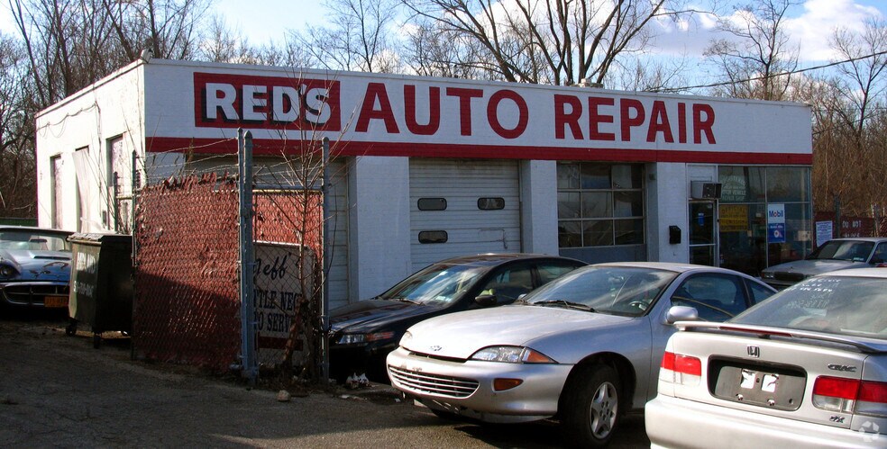 Primary Photo Of 23320 Northern Blvd, Douglaston Auto Repair For Lease