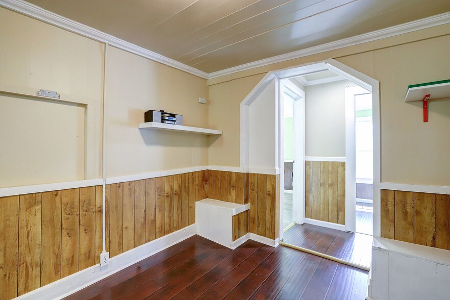 More Photos Of 212 Main St, Sierra City Hotel For Sale