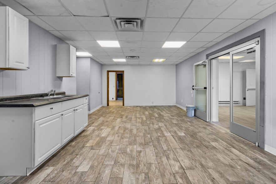 More Photos Of 1417 Commerce Ave, Indianapolis Manufacturing For Lease