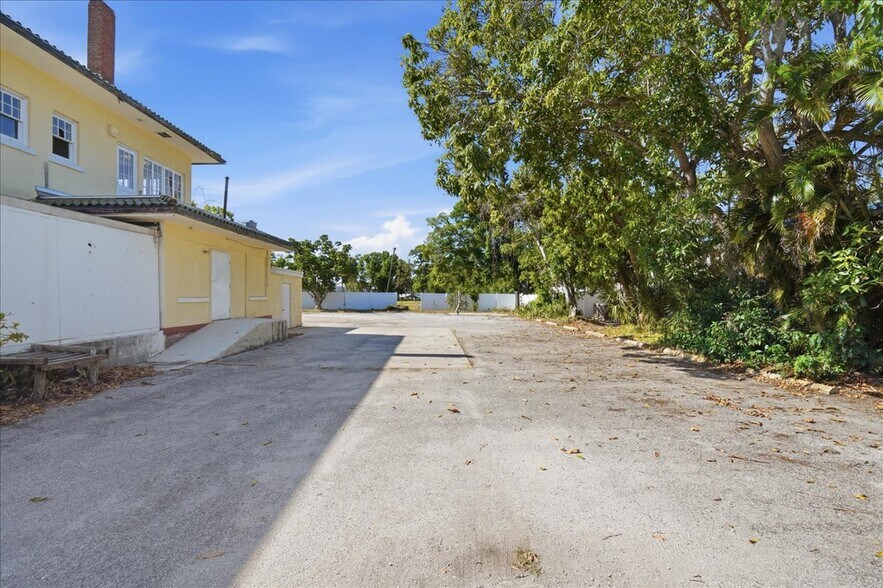 More Photos Of 337 8th Ave W, Palmetto Restaurant For Sale