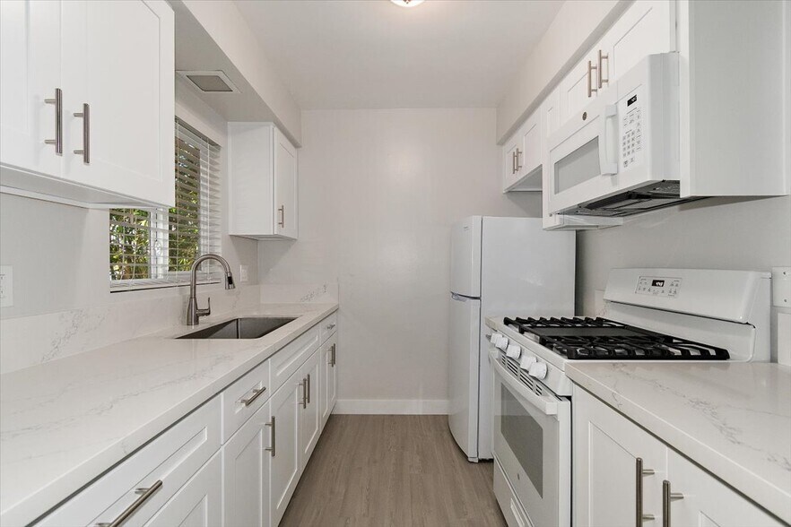 More Photos Of 1534 Manhattan Beach Blvd, Manhattan Beach Apartments For Sale