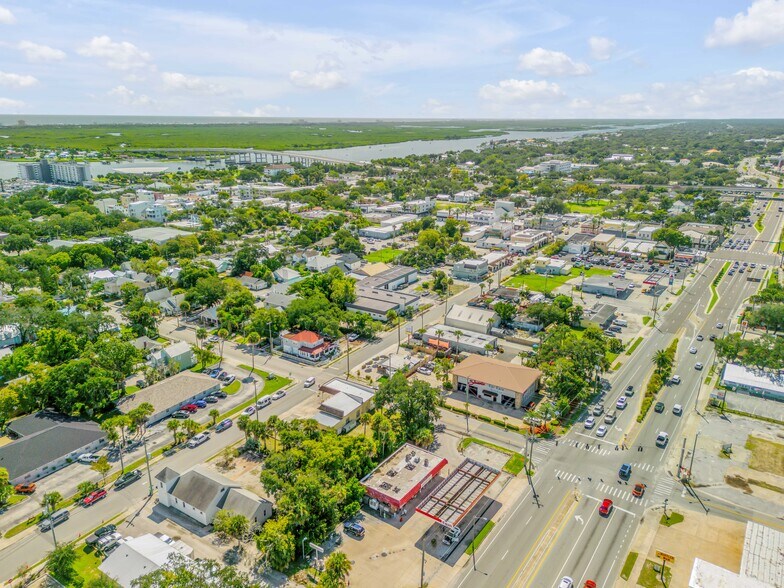 More Photos Of 218 N Orange St, New Smyrna Beach Freestanding For Sale
