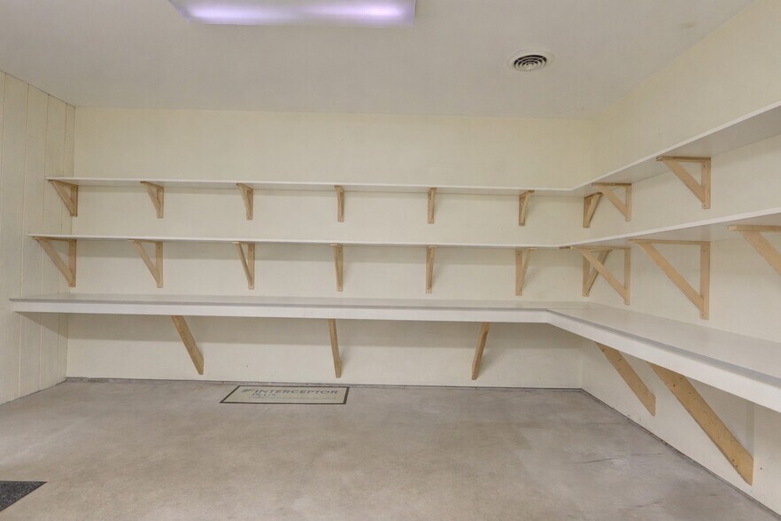 More Photos Of 762 Pre Emption Rd, Geneva Veterinarian Kennel For Sale