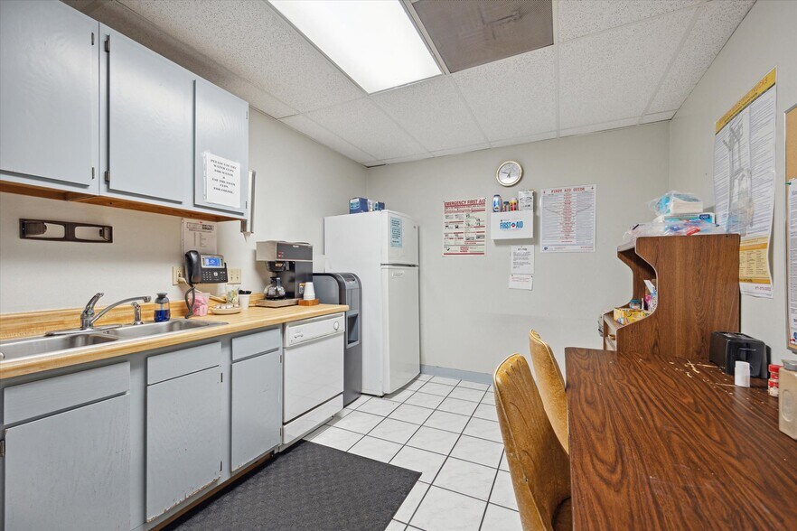 More Photos Of 4311 FM-2351, Friendswood Light Distribution For Sale