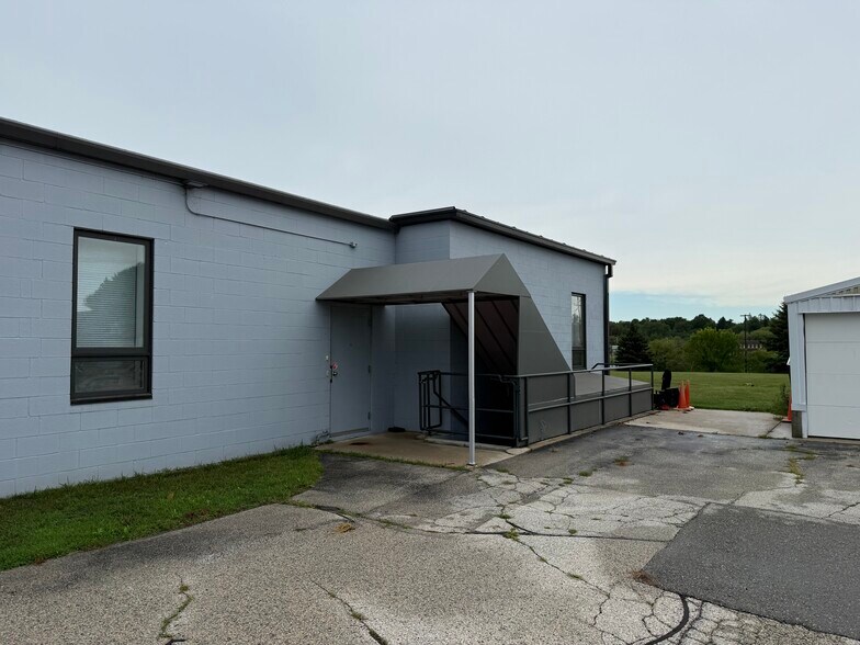 Primary Photo Of 633 S 20th St, Manitowoc Flex For Lease