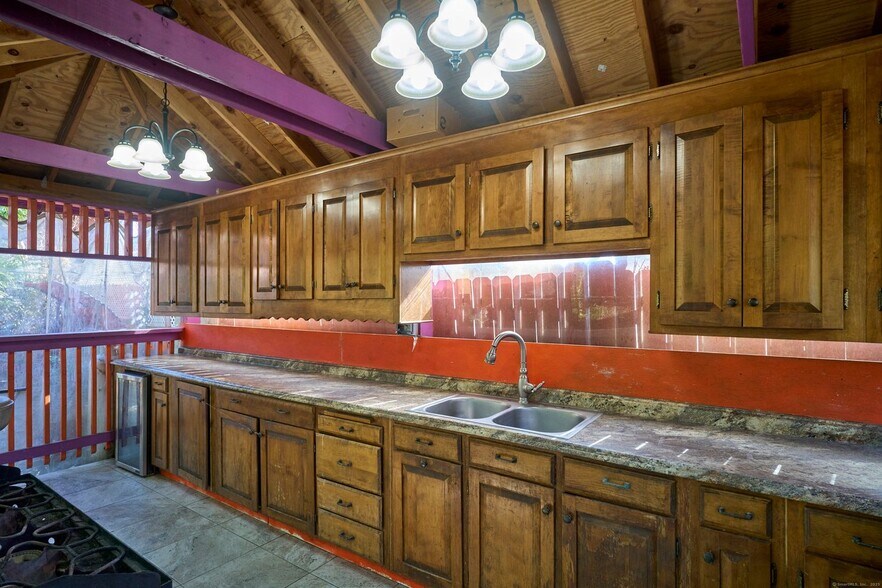 More Photos Of 39 Capen St, Hartford Multifamily For Sale