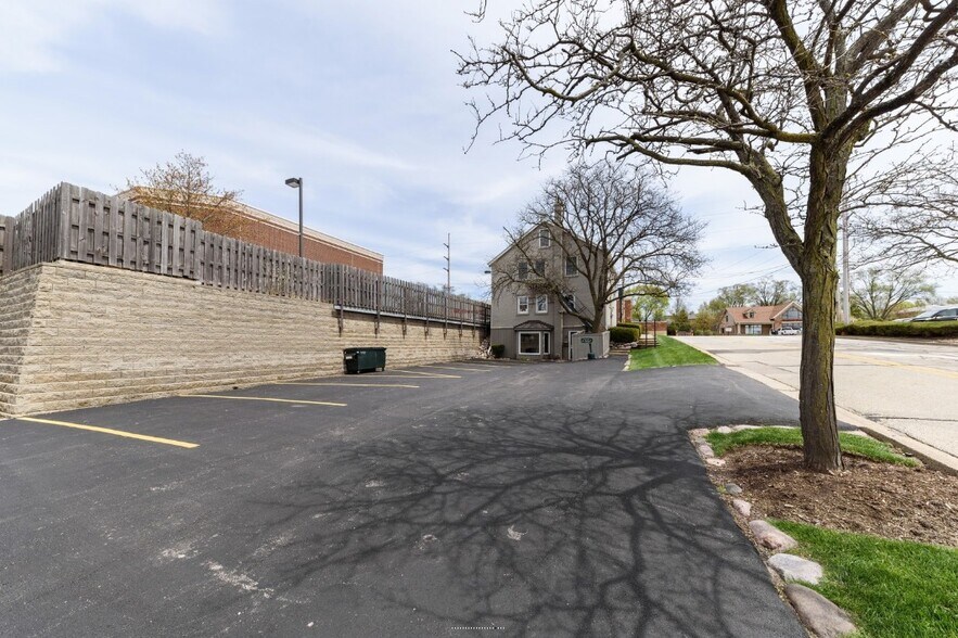 More Photos Of 126 S Northwest Hwy, Barrington Office For Sale