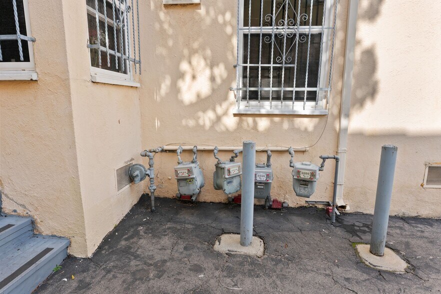 More Photos Of 428 N Genesee Ave, Los Angeles Apartments For Sale