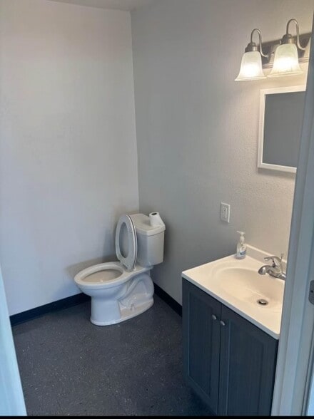 More Photos Of 1300 W Saunders St, Mount Pleasant Showroom For Lease