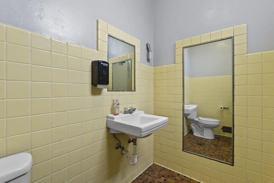 More Photos Of 212 N Main St, Cynthiana Auto Repair For Sale