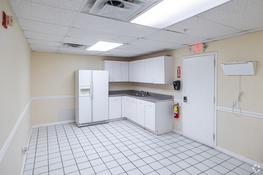 More Photos Of 2221 Corporation Blvd, Naples Light Manufacturing For Sale