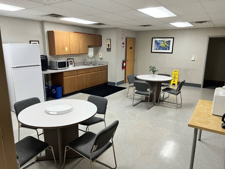 More Photos Of 1838 Front St, Toledo Office For Lease