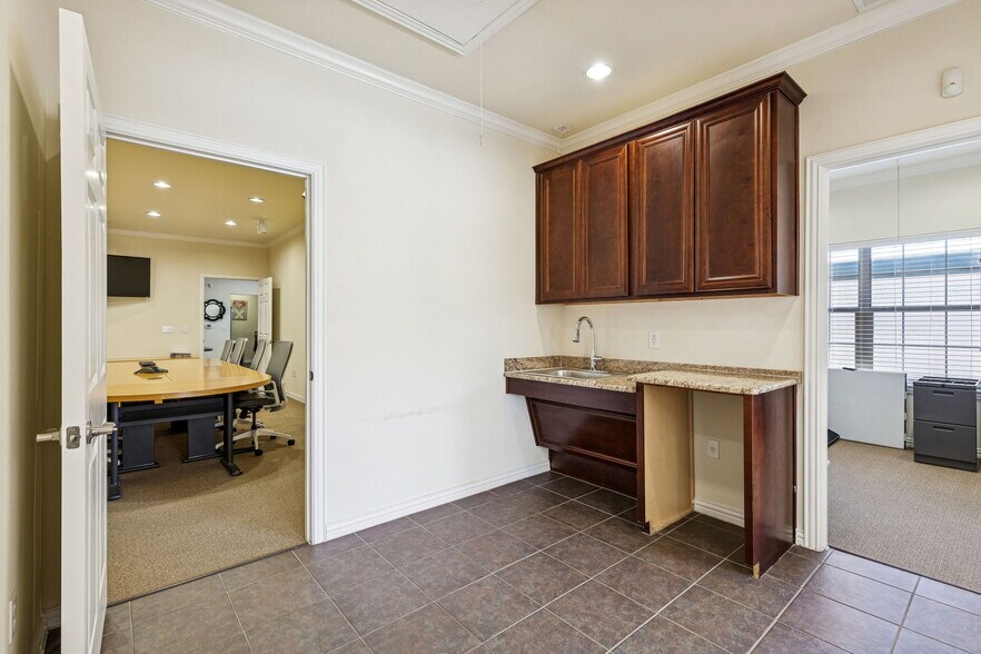 More Photos Of 6636 N Riverside Dr, Fort Worth Office For Lease