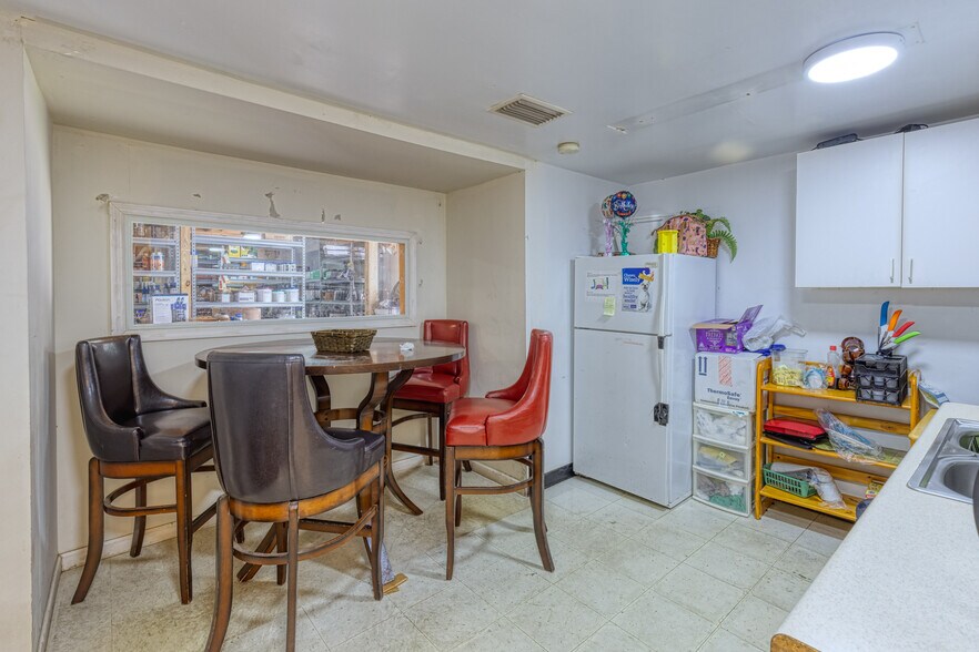 More Photos Of 5521 Blanding Blvd, Jacksonville Warehouse For Sale