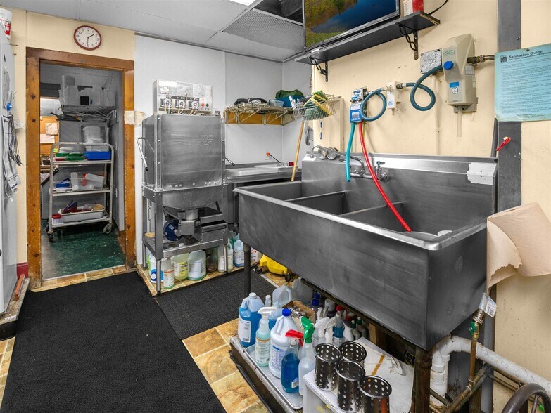 More Photos Of 25 North St, Proctor Restaurant For Sale