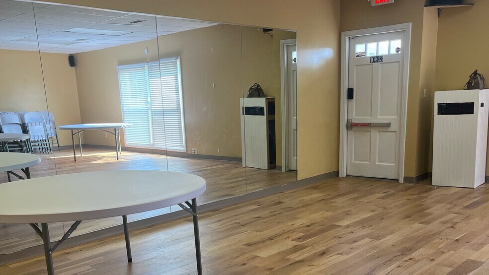 More Photos Of 18043 Bluegrass Pkwy, Louisville Office For Sale