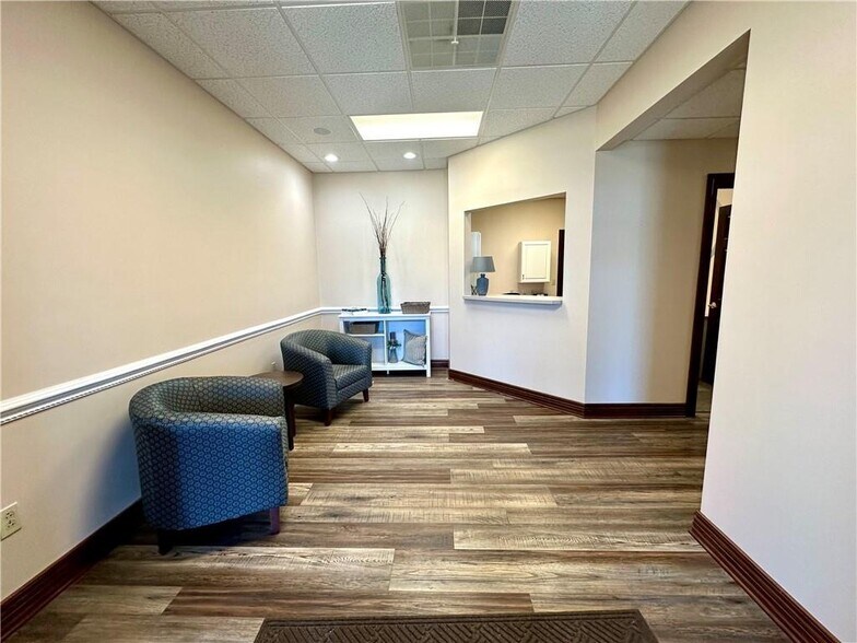 More Photos Of 909-921 Lake Land Blvd, Mattoon Office For Sale