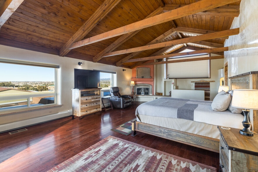 More Photos Of 102 Rabbit Rd, Santa Fe Specialty For Sale