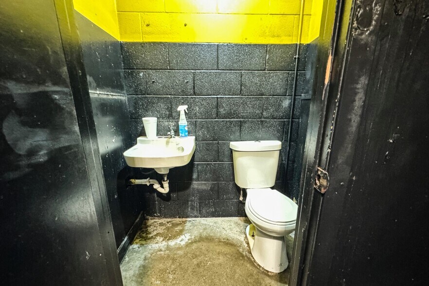 More Photos Of 261 SH 75 Hwy, Huntsville Service For Sale