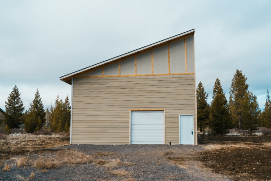 More Photos Of 16652 Dillon Way, La Pine Industrial For Lease