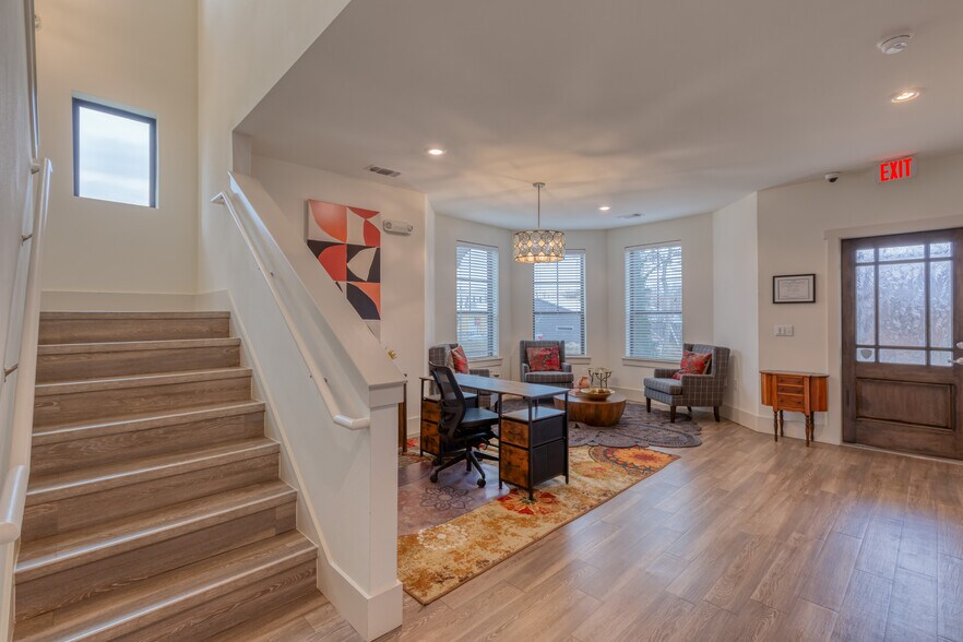 More Photos Of 210 E Church St, Weatherford Office Residential For Lease