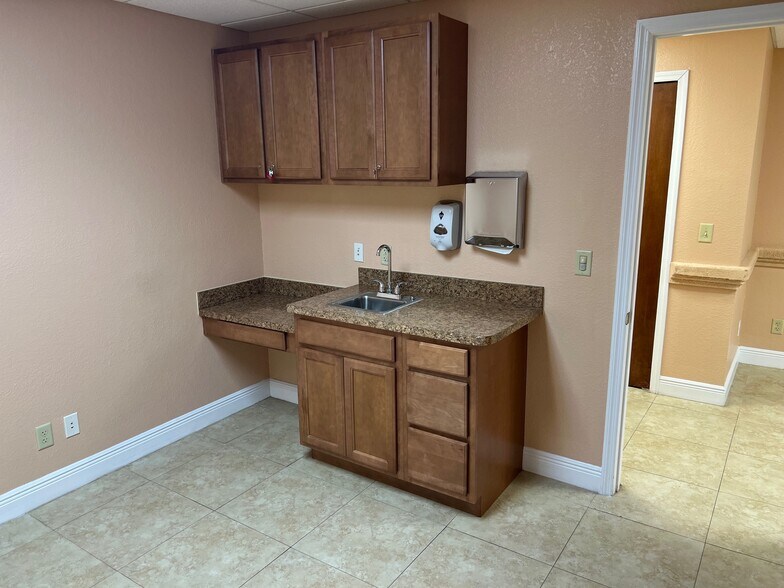 More Photos Of 260 Lookout Pl, Maitland Medical For Lease