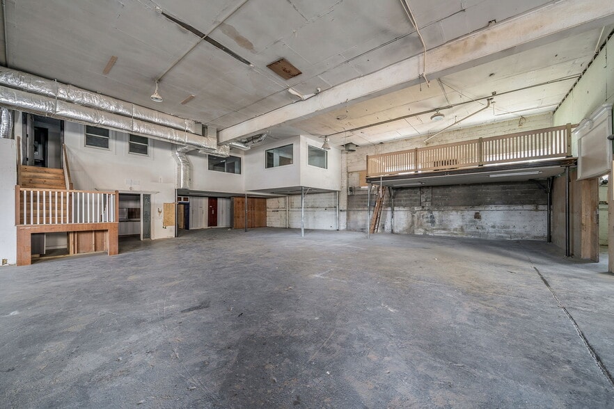 More Photos Of 111 Madison Ave, Hempstead Warehouse For Sale