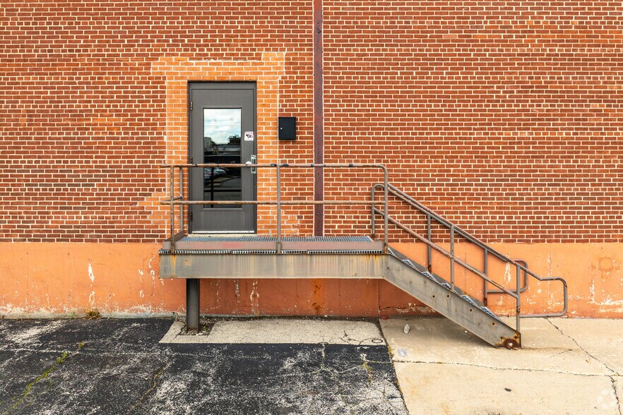 More Photos Of 929 Cedar St, Green Bay Warehouse For Lease