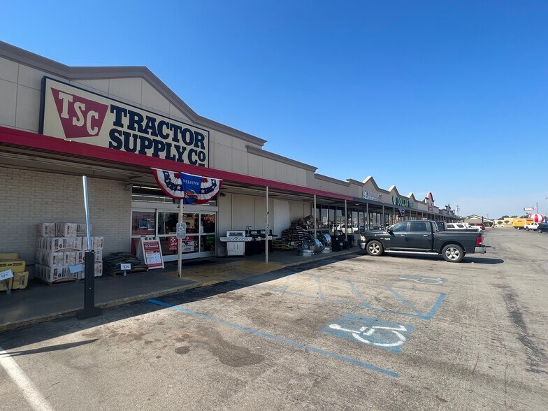 More Photos Of 4109 Hillcrest Plz, Vernon Unknown For Lease