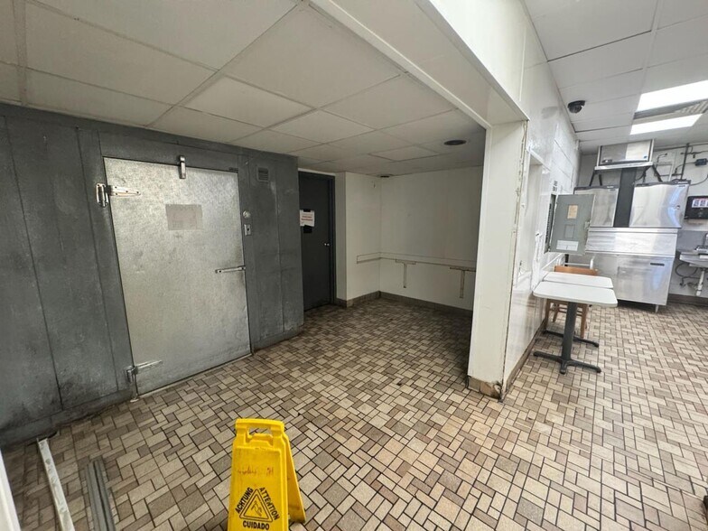 More Photos Of 1285 N High St, Hillsboro Restaurant For Sale