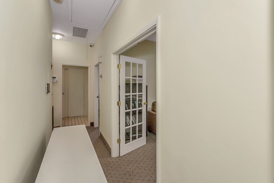 More Photos Of 219 Mineola Blvd, Mineola Office For Lease