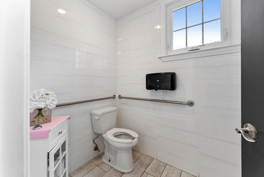 More Photos Of 135 Cooper St, Agawam Specialty For Sale